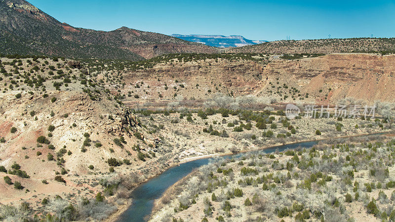 里约热内卢查马流经红色峡谷附近Cañones, NM